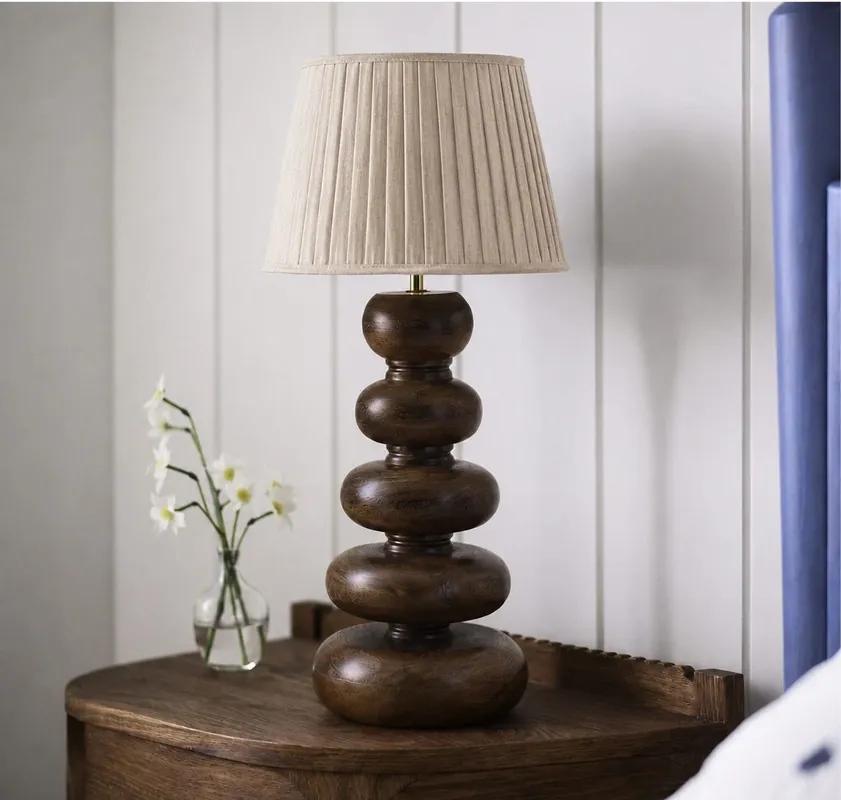 Wysyłka od ręki | ADANI Boulder AD366 – wysoka rzeźbiarska lampa stołowa z drewna mango z plisowanym lnianym kloszem, ciemny brąz i beż, 79 cm